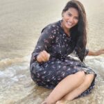 Dhivya Duraisamy Instagram - Beach day🖤