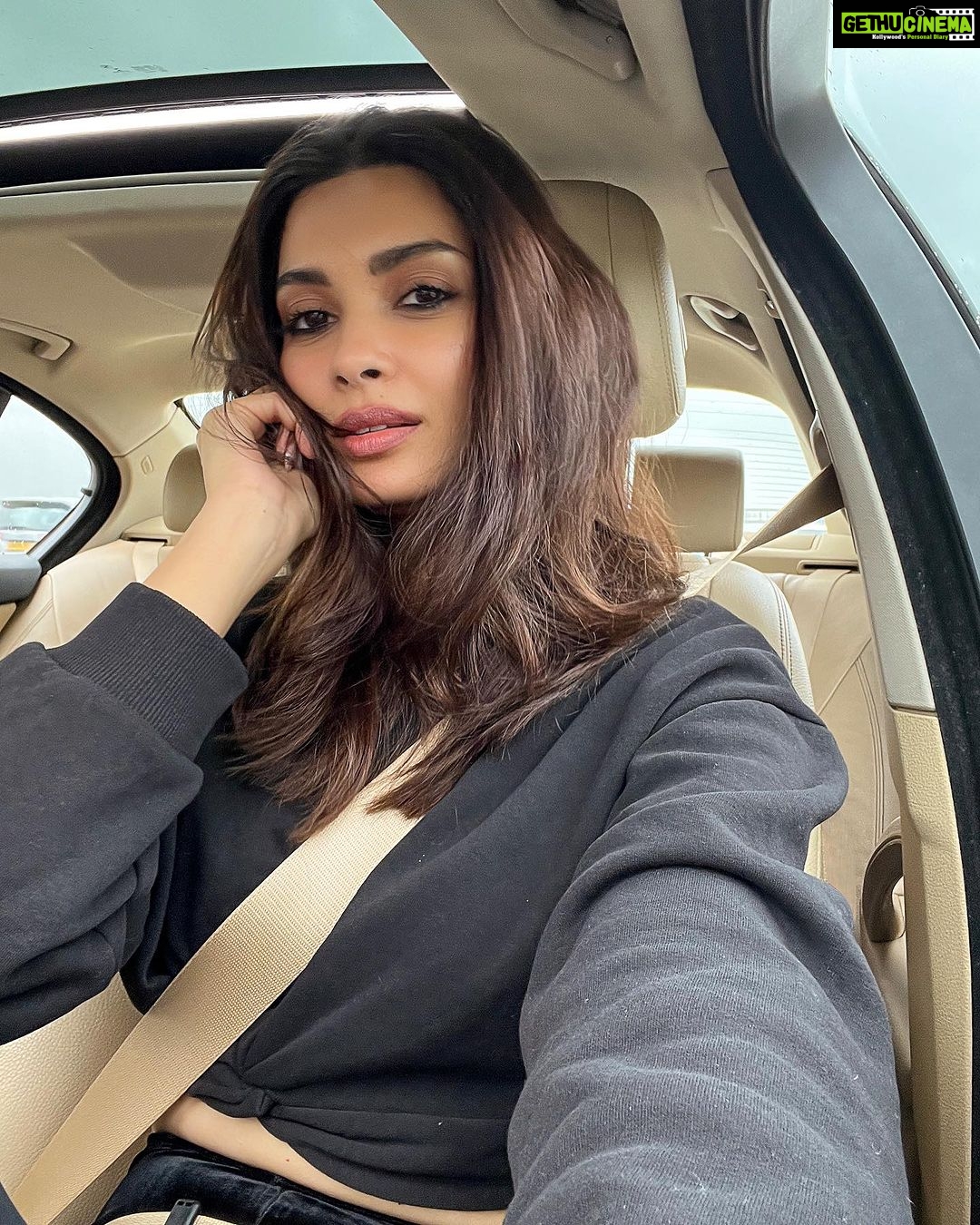 Diana Penty Instagram - Mausam 🫶 #Mumbai #RainyDay