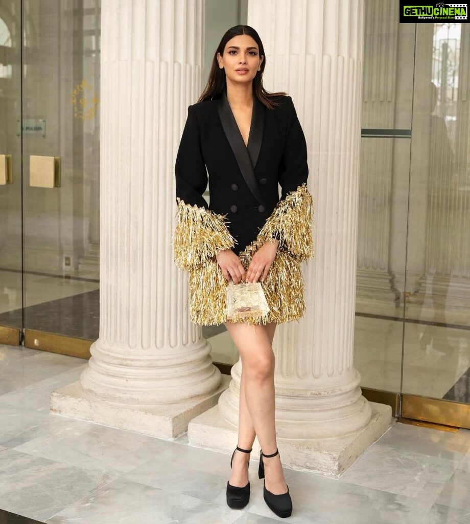Diana Penty Instagram - Fresh off the runway, baby! Georges Chakra, thank you for having me 🤗 @lenskart Outfit: @georgeschakraofficial Bag: @aispi.co Styling: @namitaalexander Glam: @shraddhamishra8 Photos: @shakeelbinafzal Production: @fetch_india