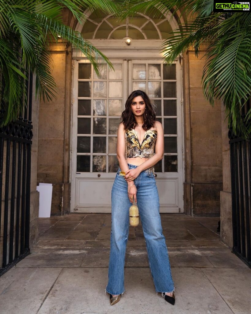 Diana Penty Instagram - Just had to kick start Paris Couture Week with Indian designer Rahul Mishra. And what an evening it was! So incredible to see our own Rahul, get the respect and love he deserves for his outstanding craftsmanship and artisanal work. Thrilled to be partnering with @lenskart to present y’all my unique vision of Paris @hautecoutureweek. Stay tuned for lots more 🕶️ Outfit: @rahulmishra_7 Bag: @marzook_official @aispi.co Styling: @namitaalexander Glam: @shraddhamishra8 Shot by: @shakeelbinafzal Productionn: @fetch_india