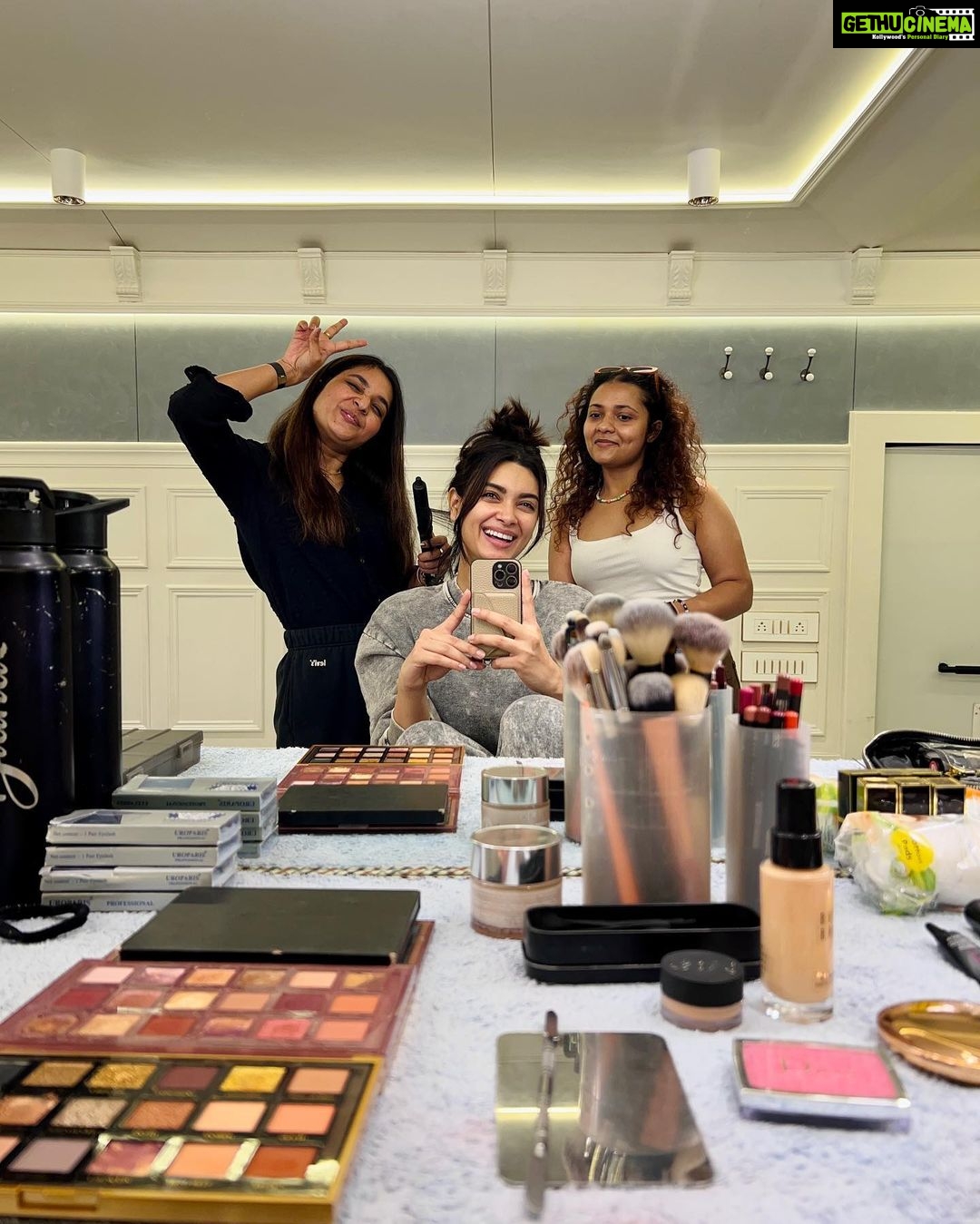 Diana Penty Instagram - And itโs a WRAP. On what has been an incredibly special journey for me. Before we began shooting #Section84, I was beyond excited to be working with @amitabhbachchan for the first time, but also so damn nervous!! But now that weโve been through a film together I can safely say, it has been one of the most enriching experiences of my career. As an actor, I finally know what it means to โBEโ in a scene. Mr. Bachchan allows you to do that, and gives you space to do so much more. Watching and observing him is like witnessing a masterclass. Also, finally got to hang out with @nimratofficial and @nowitsabhi on set ๐โโ๏ธ๐โโ๏ธ. Hereโs proof that weโre actually in the same film ๐ @ribhu_dasgupta, thank you for bringing this whole thing together so beautifully ๐ But more importantly, thank you for making sure our stomachs were always full! Priorities, priorities ๐ #Section84 @reliance.entertainment @filmhangar