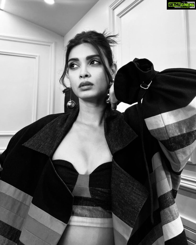 Diana Penty Instagram - When life gets blurry, adjust your focus. Or don’t ☺️ Outfit: @saakshakinni Bag: @celine @myalmari_ Styling: @namitaalexander Glam: @shraddhamishra8 Shot by: @shivamguptaphotography