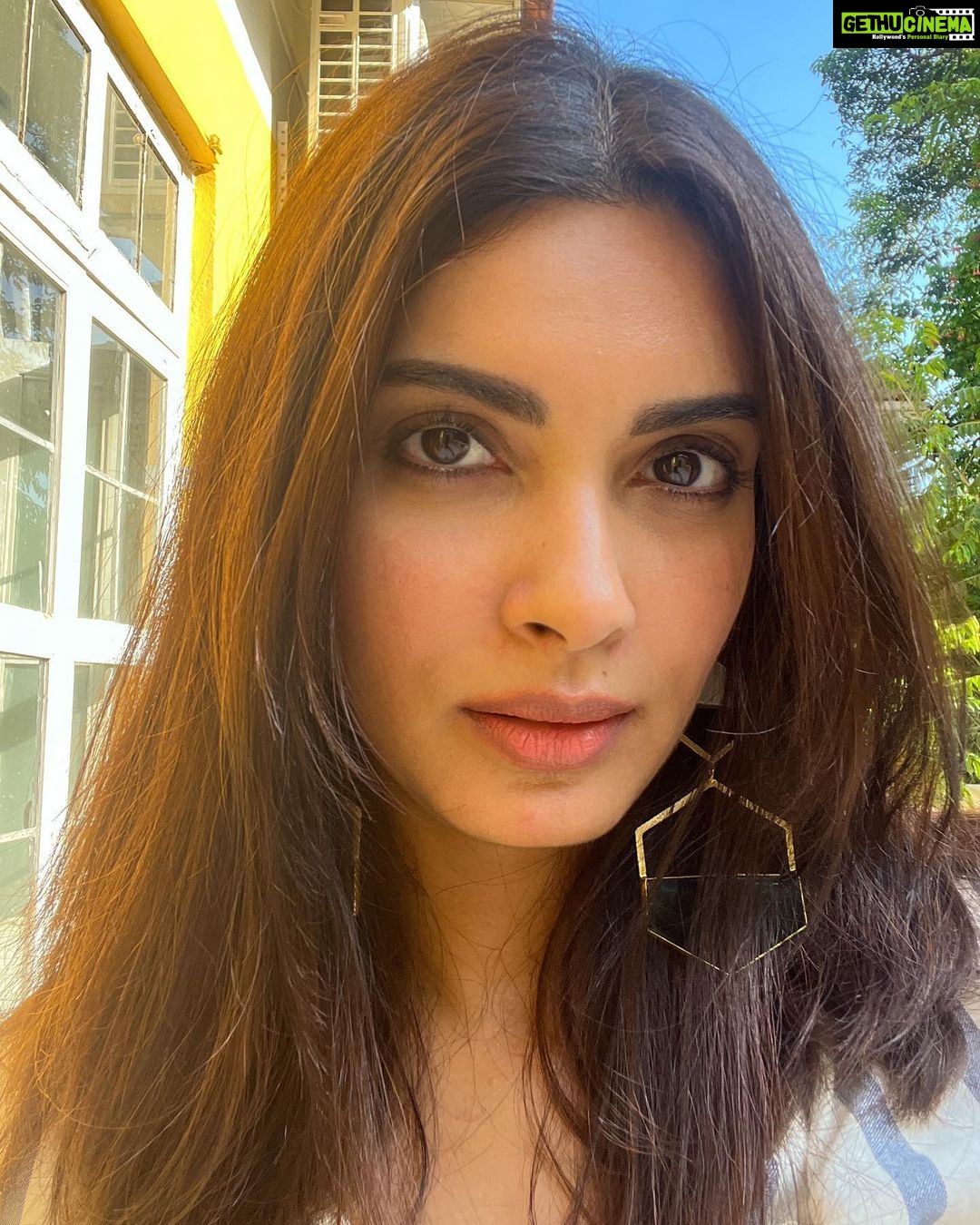 Diana Penty Instagram - Ever been slapped in the face by an earring? Swipe for more…