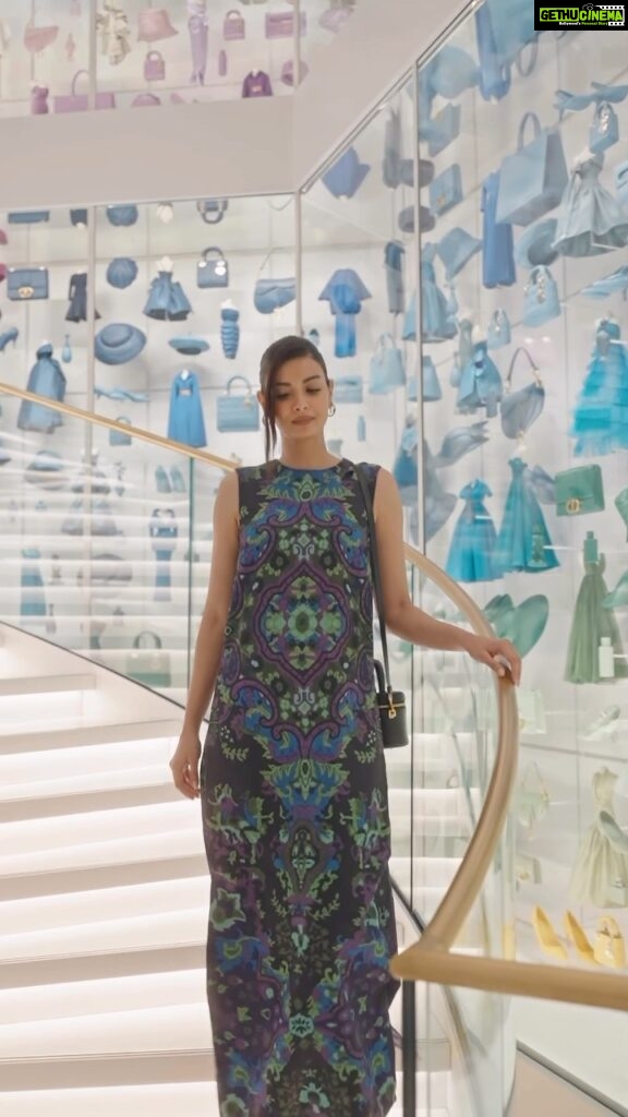 Diana Penty Instagram - The Galerie Dior perpetuates the memory of 30 Montaigne, the House’s iconic address, and traces its destiny through archival pieces that capture the essence of Dior style. Felt like a kid in a candy store! Absolutely awestruck by the beauty and the evolution of the House over the years 😍 @dior @mariagraziachiuri #Dior30Montaigne