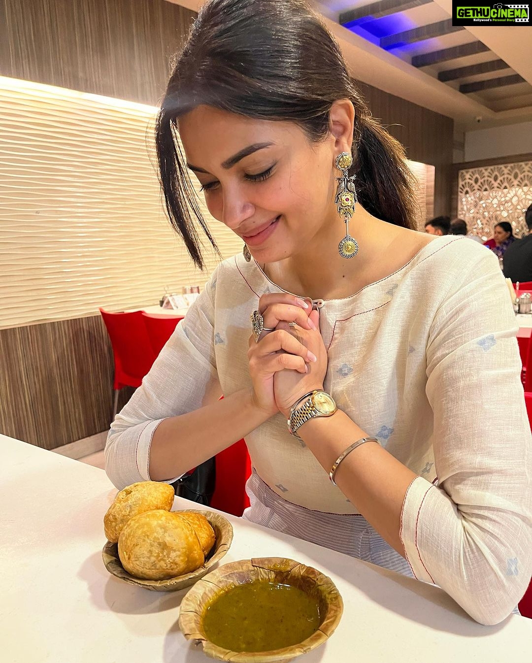 Diana Penty Instagram - Weekend Dump #Agra 🤍 P.S. Came across this @shorsheclothing kurta set in my cupboard from many moons ago, and got so many compliments on wearing it! Gonna make it a point to pull out old gems from my wardrobe every now and then and have fun with them 😎 #SustainableFashion #ReduceReuseRecycle Agra, Uttar Pradesh