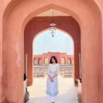 Diana Penty Instagram - Weekend Dump #Agra 🤍 P.S. Came across this @shorsheclothing kurta set in my cupboard from many moons ago, and got so many compliments on wearing it! Gonna make it a point to pull out old gems from my wardrobe every now and then and have fun with them 😎 #SustainableFashion #ReduceReuseRecycle Agra, Uttar Pradesh