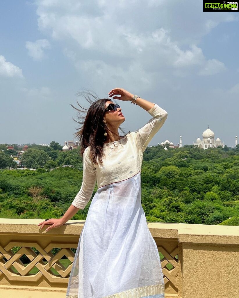 Diana Penty Instagram - Weekend Dump #Agra 🤍 P.S. Came across this @shorsheclothing kurta set in my cupboard from many moons ago, and got so many compliments on wearing it! Gonna make it a point to pull out old gems from my wardrobe every now and then and have fun with them 😎 #SustainableFashion #ReduceReuseRecycle Agra, Uttar Pradesh