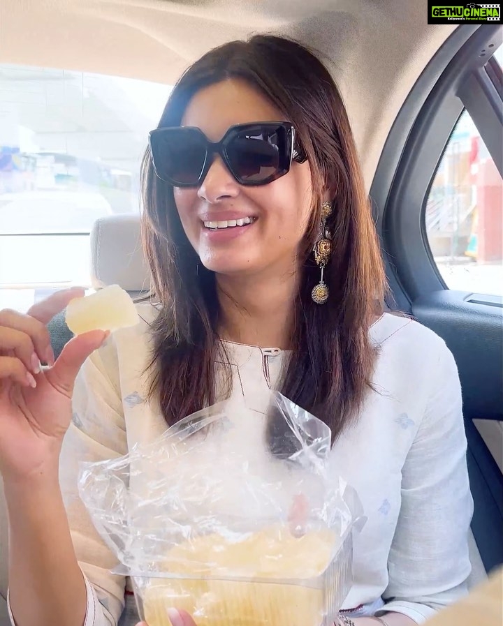 Diana Penty Instagram - Weekend Dump #Agra 🤍 P.S. Came across this @shorsheclothing kurta set in my cupboard from many moons ago, and got so many compliments on wearing it! Gonna make it a point to pull out old gems from my wardrobe every now and then and have fun with them 😎 #SustainableFashion #ReduceReuseRecycle Agra, Uttar Pradesh
