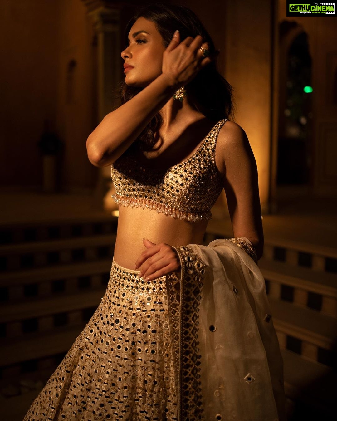 Diana Penty Instagram - Saawariya🤍🤎 In this beautiful creation by @gopivaiddesigns for #WeddingDiariesByHilton. Can’t get enough of it 😍 @doubletreebyhilton @oneinfinite_ @shyamnz Makeup: @vardannayak Hair: @hairstories_byseema Photograhper: @ishanzaka