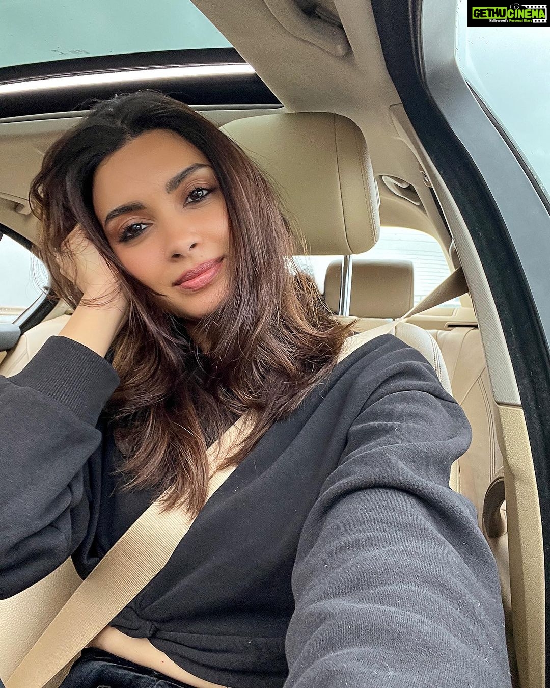 Diana Penty Instagram - Mausam 🫶 #Mumbai #RainyDay