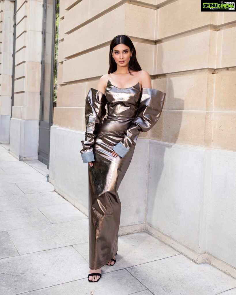 Diana Penty Instagram - My first @zuhairmuradofficial show at #ParisHauteCouture week. Thank you for having me! A spectacular show 😍 Outfit: @maeparisofficial Styling: @namitaalexander Glam: @shraddhamishra8 Photos: @shakeelbinafzal Production: @fetch_india