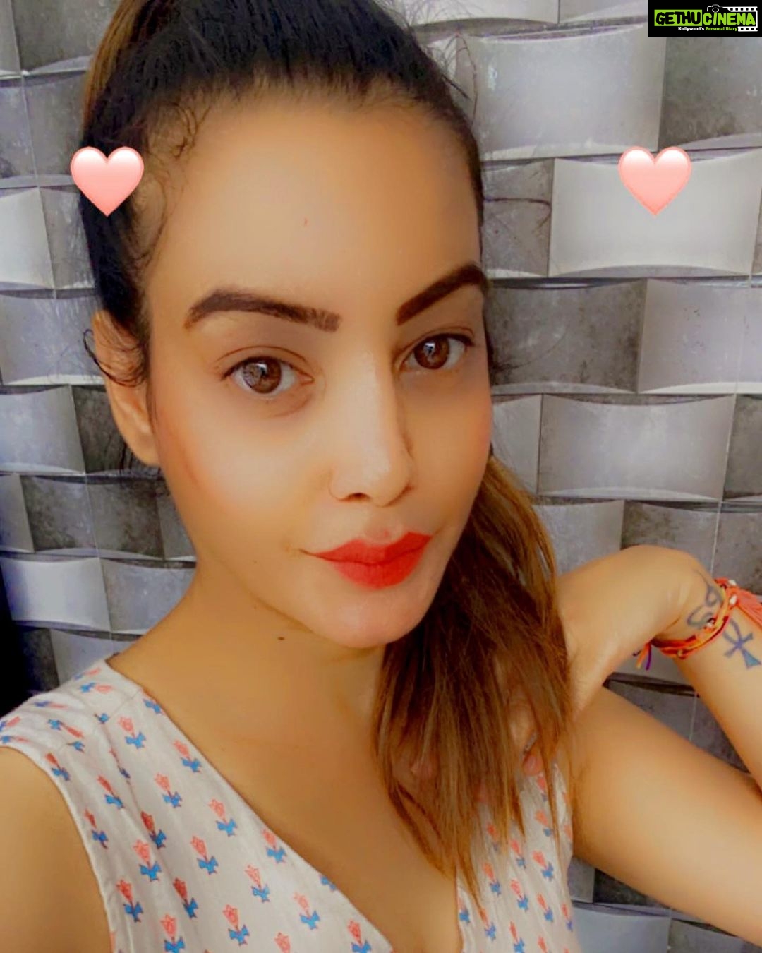 Diksha Panth Instagram - Let only the good vibes enter your delicate soul☺️ #love #peace #loyalty #berealbetrue #deekshapanth