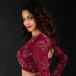 Diksha Panth Instagram - Strong women get up, show up and make a choice😊 #love #peace #loyalty #berealbetrue #deekshapanth Blouse : @arka_by_divya_kanigalupula