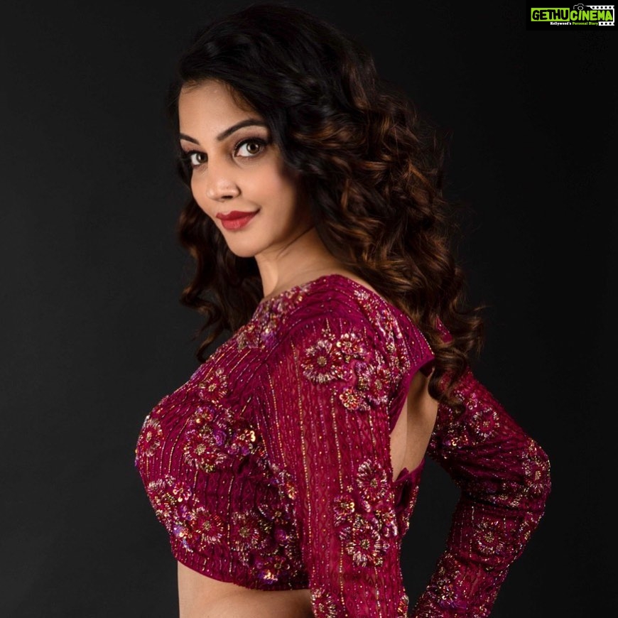 Diksha Panth Instagram - Strong women get up, show up and make a choice😊 #love #peace #loyalty #berealbetrue #deekshapanth Blouse : @arka_by_divya_kanigalupula