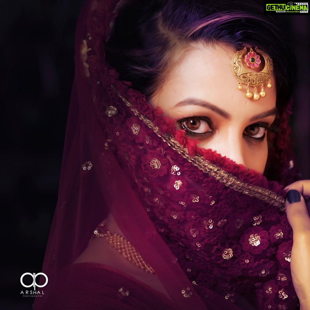 Diksha Panth Instagram - Let’s talk with eyes, words seems often a lie🙂 #love #peace #loyalty #berealbetrue #deekshapanth PC : @arshalphotography