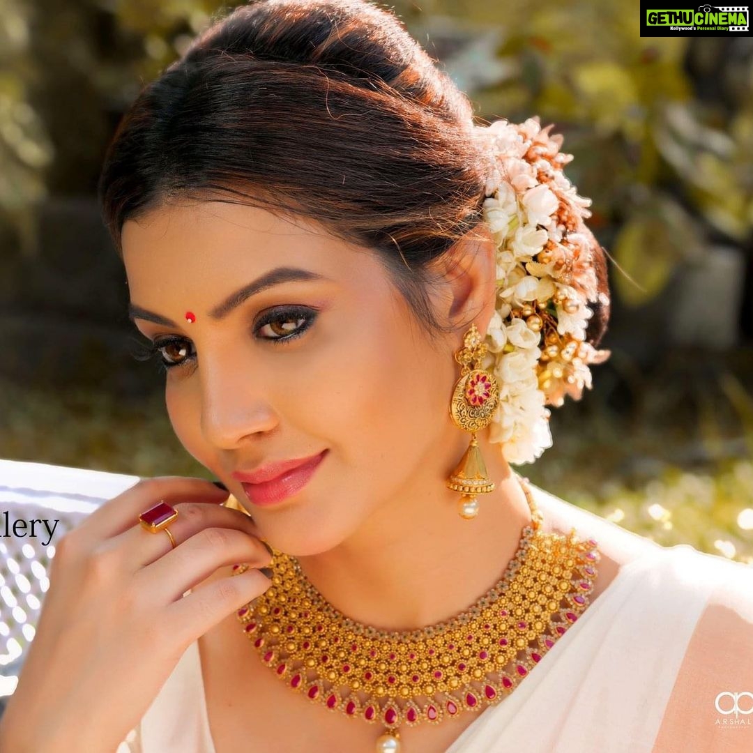 Diksha Panth Instagram - Behind every successful women is herself☺️ #love #peace #loyalty #berealbetrue #deekshapanth PC : @arshalphotography
