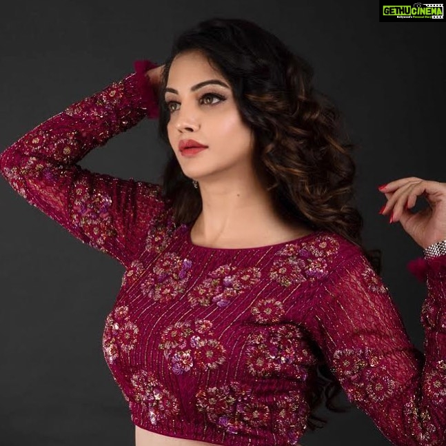 Diksha Panth Instagram - Look at all the beauty in your life and be happy💞 Blouse : @arka_by_divya_kanigalupula #love #peace #loyalty #berealbetrue #deekshapanth