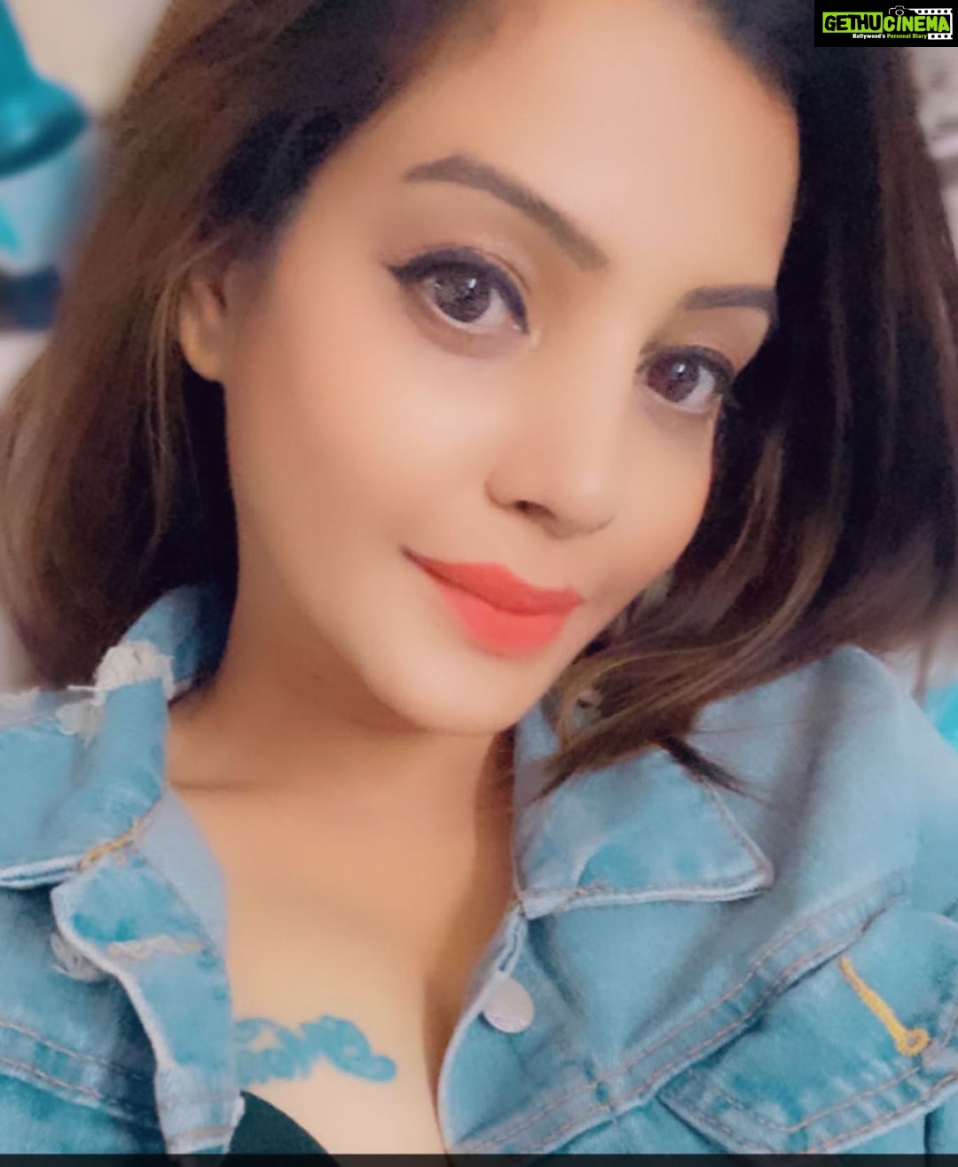 Diksha Panth Instagram - Be happy and a reason will come along😊 #love #peace #loyalty #berealbetrue #deekshapanth #quarantineselfie