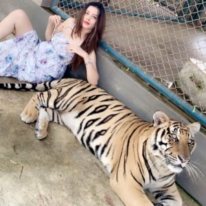 Diksha Panth Instagram - Aaj kuch toofani karte hai 😎 #love #peace #loyalty #berealbetrue #deekshapanth #follow #throwbackpic📷