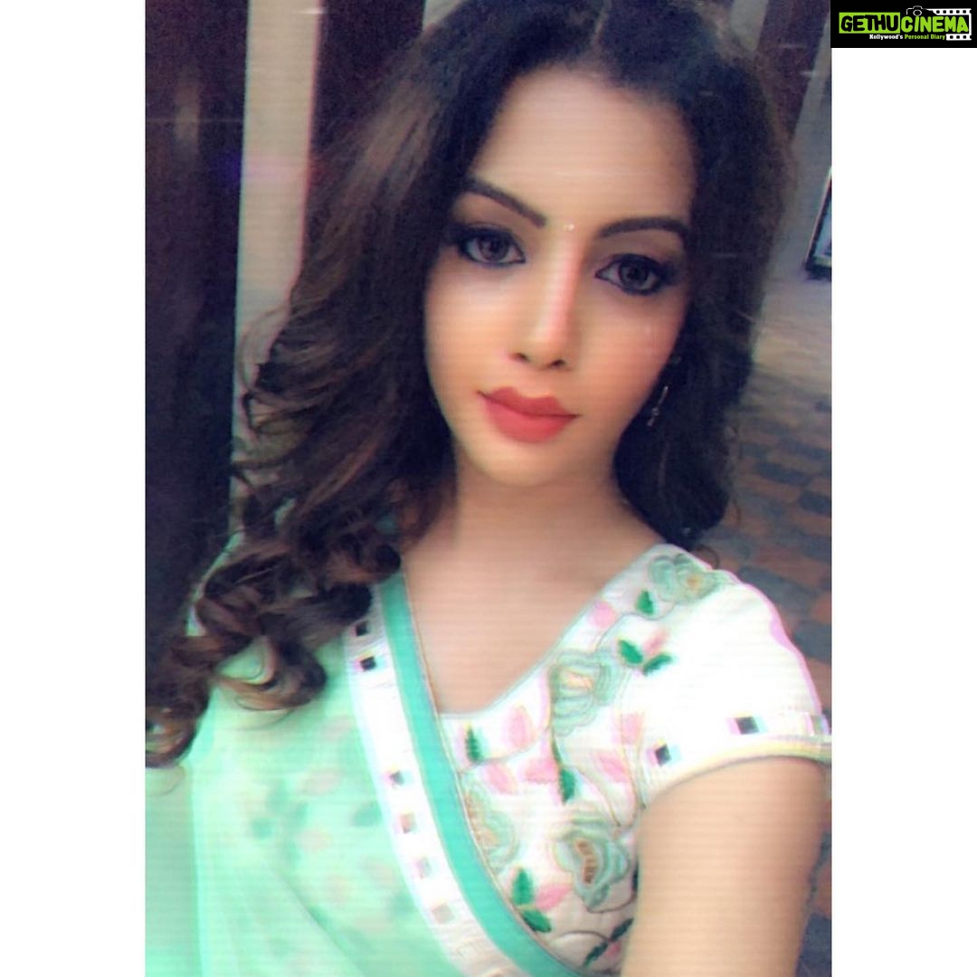 Diksha Panth Instagram - Let your vibe be a product of your heart♥️