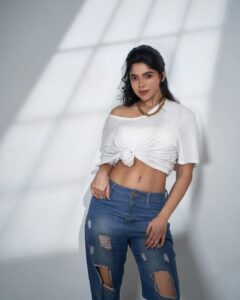 Divya Bharathi Instagram - Don’t your dare dim your light to make others feel comfortable🧿🤍

Shot by @frames_by_nithin 
Hair @mani_stylist_ 
Makeup @jiyamakeupartistry 
Asst @monish.ranganathan 
Retouch @poseidon11__ 
Studio @dskstudio22