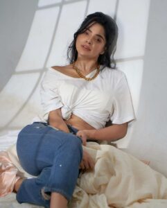 Divya Bharathi Instagram - Darling, you are magic ✨🧿

📸 @frames_by_nithin 
Mua @jiyamakeupartistry 
Hair @mani_stylist_
Asst @monish.ranganathan 
Studio @dskstudio22