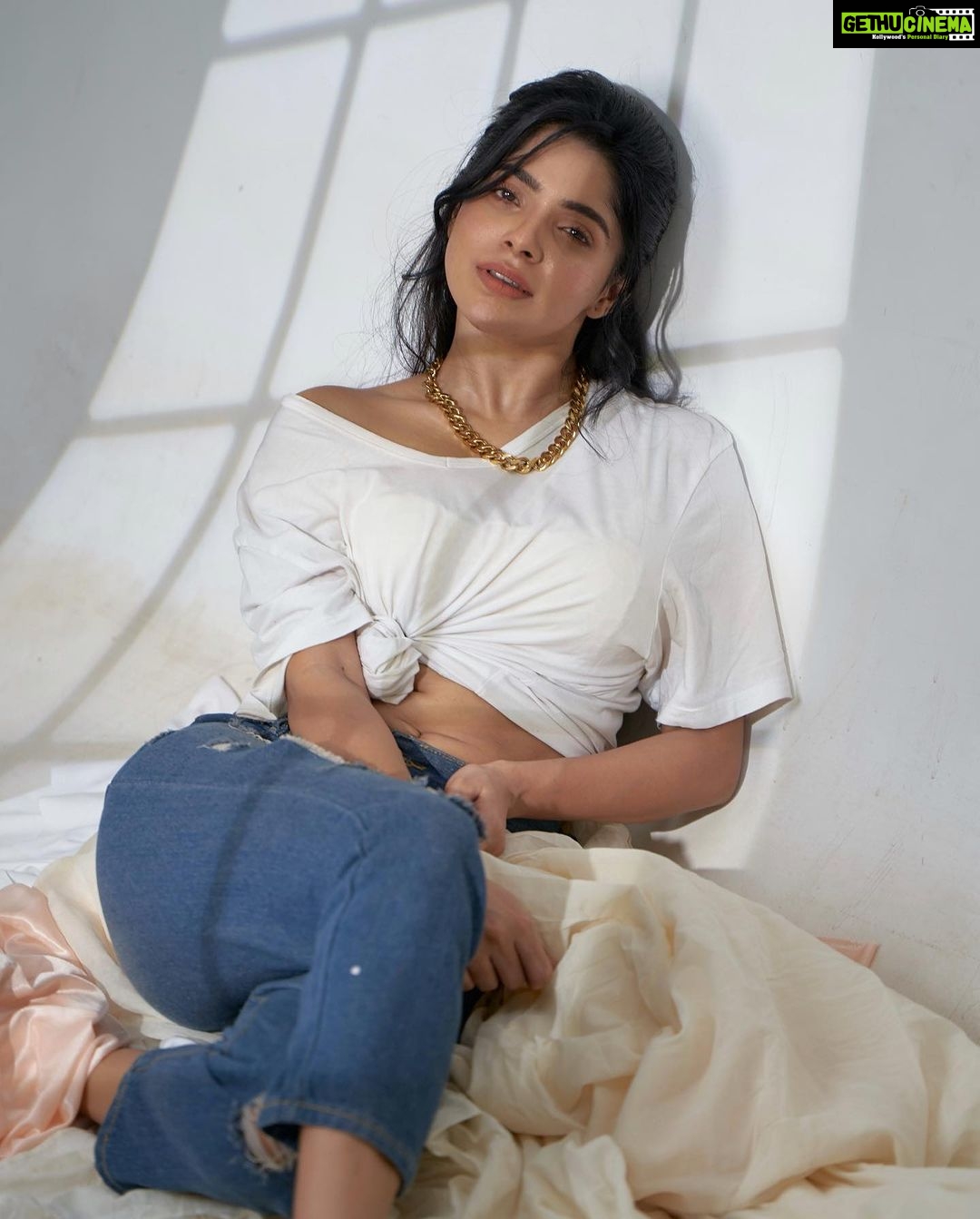 Divya Bharathi - 766.3K Likes - Darling, you are magic ✨🧿
📸 @frames_by_nithin
Mua @jiyamakeupartistry
Hair @mani_stylist_
Asst @monish.ranganathan
Studio @dskstudio22