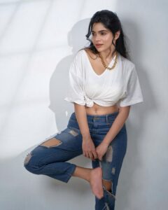 Divya Bharathi Instagram - Don’t your dare dim your light to make others feel comfortable🧿🤍

Shot by @frames_by_nithin 
Hair @mani_stylist_ 
Makeup @jiyamakeupartistry 
Asst @monish.ranganathan 
Retouch @poseidon11__ 
Studio @dskstudio22