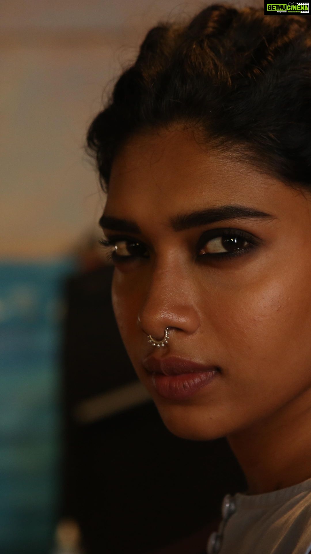 Dushara Vijayan Instagram - Shades of Rene💙 “The spirit of her invincible heart guided her through the shadows.” Written & Directed by @ranjithpa 🎶 @tenmamakesmusic 🎤 Ranj & Tenma 🖊 @tamil_poet_umadevi @neelam_productions @vigneshsundaresan @manojjahson @yaazhifilms @kishorkumardop @selva_rk @anthoruban @jayraguart @iamsandy_off @stunner_sam @kalidas_jayaram @kalaiyarasananbu @harikrishnananbudurai @actorshabeer @actorgnanam @vinothactormadras @regin_roseactor @manisa_tait @damuplay @sumeetborana @subatra_robertoff @anbudan_arjun_ @dharani_selvam.official @cl_me_remo @suriya_dancer @damuplay @vinsu.sam @siddhanth.k.s @puii_c_ammy @ekambaramaegan @kailasam.geetha @therukural @vprmcmxcii @shymsndr @rustictales @syamlal.ts @m0shuu @kabilanchelliah @pro_guna @thinkmusicofficial @gobeatroute Indianostrum Theatre