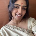 Eesha Rebba Instagram - మీకు మీ కుటుంబ సభ్యులకు వినాయక చవితి శుభాకాంక్షలు 🐘🌻🌿❤️ #ganeshchaturthi #momsSaree💕 #favouritefestival