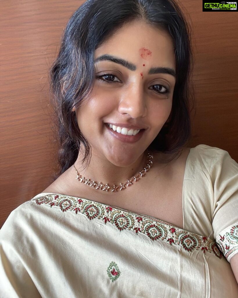 Eesha Rebba Instagram - మీకు మీ కుటుంబ సభ్యులకు వినాయక చవితి శుభాకాంక్షలు 🐘🌻🌿❤ #ganeshchaturthi #momsSaree💕 #favouritefestival