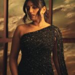 Eesha Rebba Instagram - 🖤🪩 Outfit:- @elibittonofficial Styled by: @shefalideora_ @sandhya__sabbavarapu Makeup and hair : @sheetal_makeupandhair Clicked by : @adnan.a.abbas #Siima #dubai