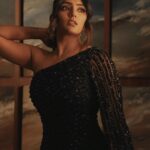 Eesha Rebba Instagram - 🖤🪩 Outfit:- @elibittonofficial Styled by: @shefalideora_ @sandhya__sabbavarapu Makeup and hair : @sheetal_makeupandhair Clicked by : @adnan.a.abbas #Siima #dubai