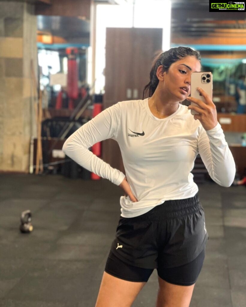 Eesha Rebba Instagram - Swipe to see my happy face after Madd workout!!!🤓💪🏻🥊 #boxing @bhaskermaster