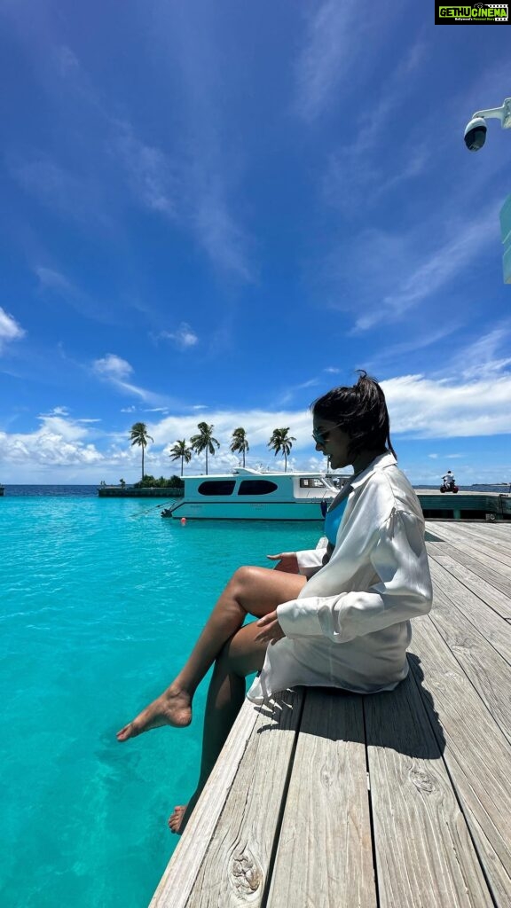 Eesha Rebba Instagram - Shades of blue🩵🌊🐬 📹by raju garu @sonarajp 🤙🏻 #maldives #dhigalimaldives #coastalin Dhigali Maldives