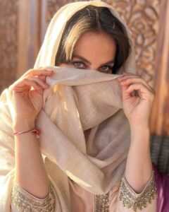 Elli AvrRam Instagram - #grateful Another dream come true❤️ What’s life if we don’t dream? And what’s life if we don’t go for our dreams? Small or big, doesn’t matter, but I do believe dreaming, keeps the heart alive🙏

#keepdreaming #stayalive #india #kashmir #srinagar #elliavrram #yourstruly #indiawithelli