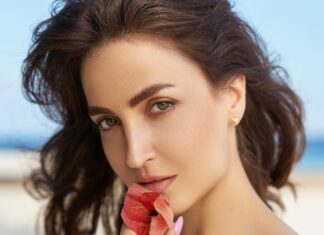 Elli AvrRam Instagram - Will you teach me French? 📸 @nikhilshenoyphoto #elliavrram #yourstruly #romantic #summervibes