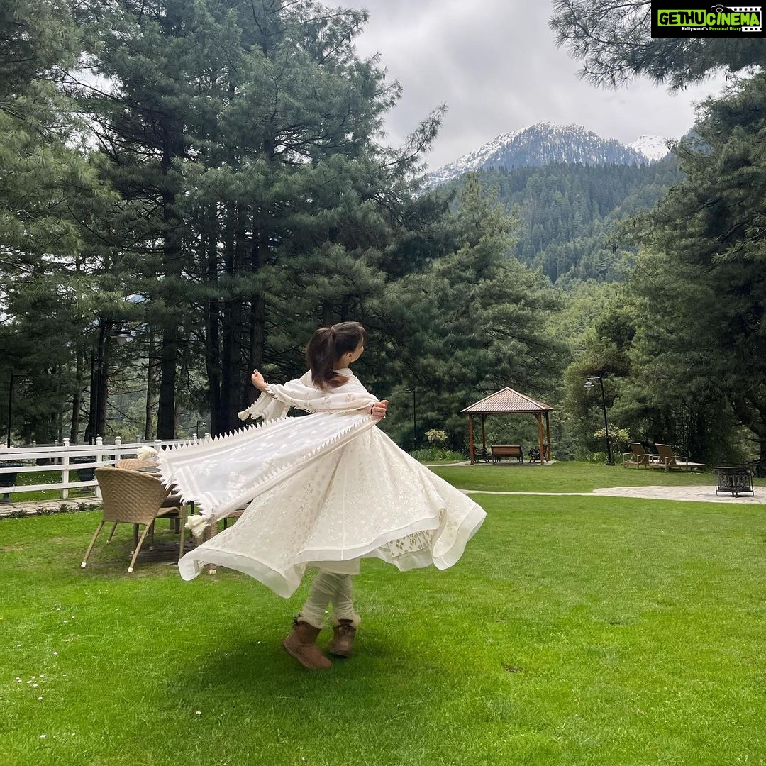 Elli AvrRam Instagram - For the love of Flowers and Serenity🍃🌸 Thank you Pahalgam. #traveldiaries #pahalgam #kashmir #heavenonearth #paradise #serenity #india #thankyou #elliavrram #yourstruly #indiawithelli Pahalgam Kashmir