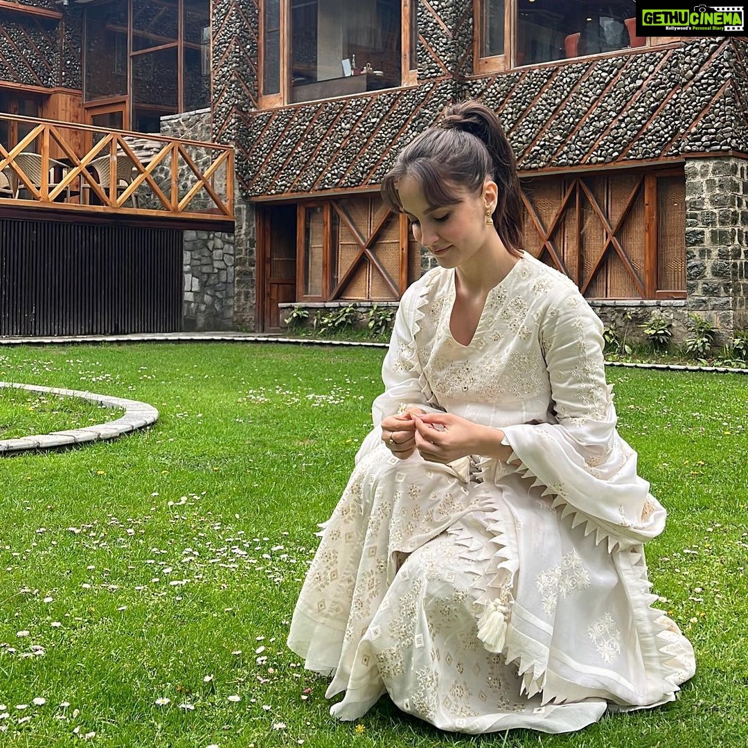 Elli AvrRam Instagram - For the love of Flowers and Serenity🍃🌸 Thank you Pahalgam. #traveldiaries #pahalgam #kashmir #heavenonearth #paradise #serenity #india #thankyou #elliavrram #yourstruly #indiawithelli Pahalgam Kashmir