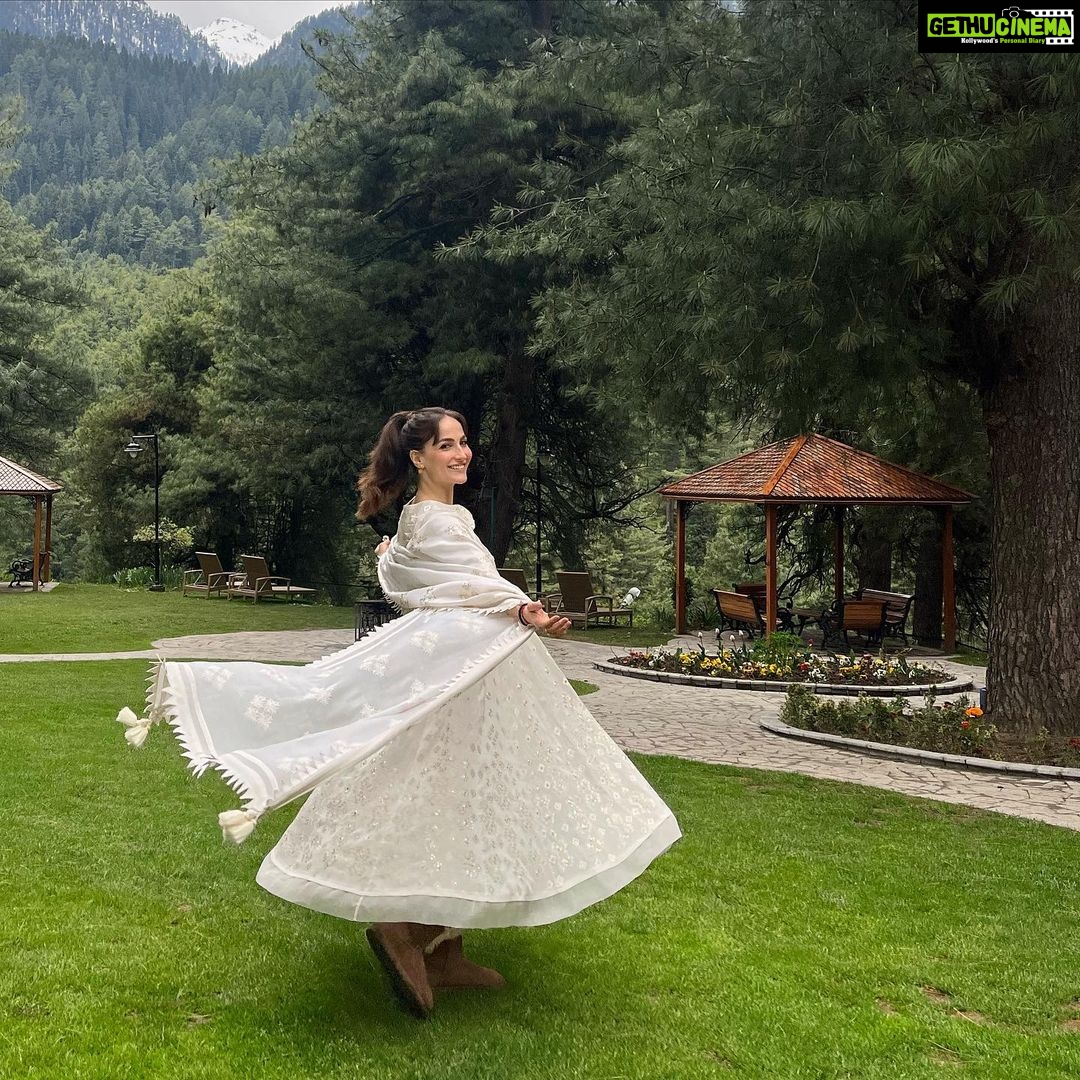 Elli AvrRam Instagram - For the love of Flowers and Serenity🍃🌸 Thank you Pahalgam. #traveldiaries #pahalgam #kashmir #heavenonearth #paradise #serenity #india #thankyou #elliavrram #yourstruly #indiawithelli Pahalgam Kashmir