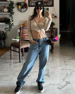 Elli AvrRam Instagram - Back Home❤️ Mumbai meri Jaan!
(Though I’m in love with Tamil Nadu😁). 

#mumbai #chennai #india #love #myhome #elliavrram #yourstruly