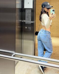 Elli AvrRam Instagram - Back Home❤️ Mumbai meri Jaan! (Though I’m in love with Tamil Nadu😁). #mumbai #chennai #india #love #myhome #elliavrram #yourstruly Mumbai, Maharashtra