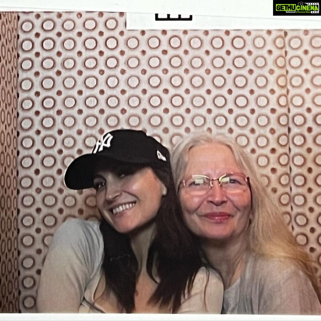 Elli AvrRam Instagram - Mom❤️ This morning wasn’t a ‘Rise and Shine’ moment…Come back soon to India😭 Blessed are those who have their family next door. However I’m grateful after 5 years, mom could finally come and be with me for 2 golden months🥺💐🙏❤️ Älskar dig min finaste bästa mamma! @storytellingsweden #motherdaughter #love #bestfriends #loveyou #mom #forever #grateful !! India Mumbai