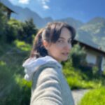 Elli AvrRam Instagram – This❤️ Stay tuned, for there’s more to it.

#elliavrram #yourstruly #mountains #nature #lover #incredibleindia