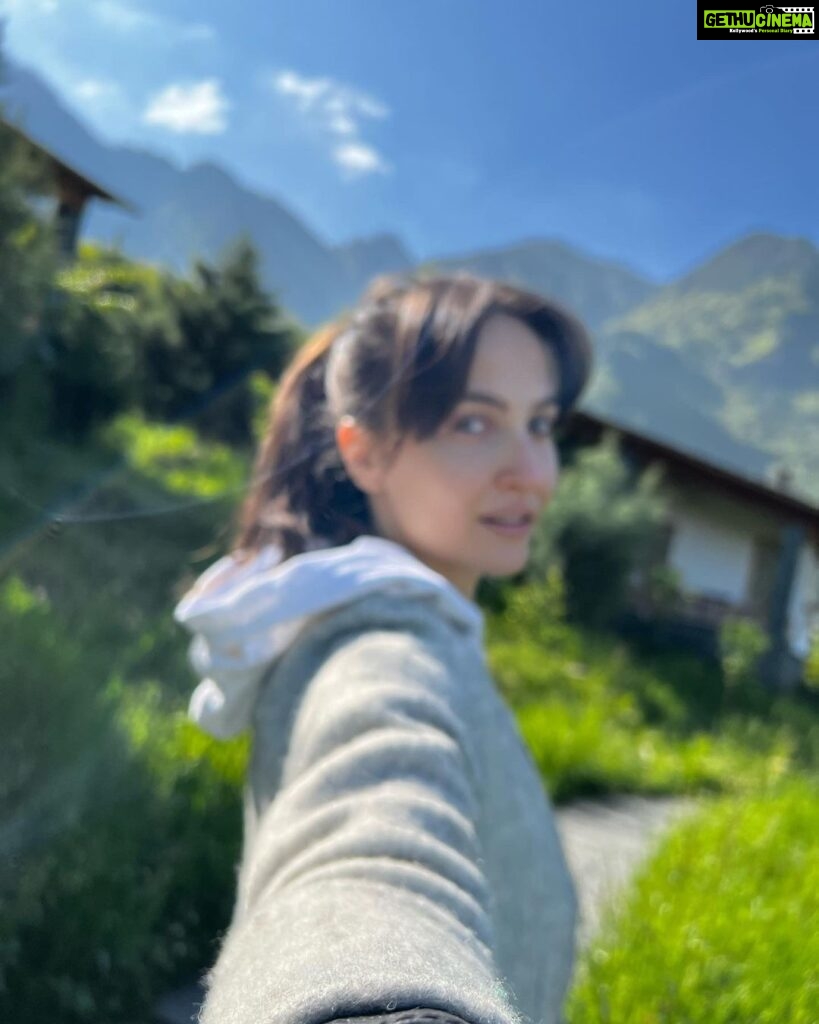 Elli AvrRam Instagram - This❤️ Stay tuned, for there’s more to it. #elliavrram #yourstruly #mountains #nature #lover #incredibleindia