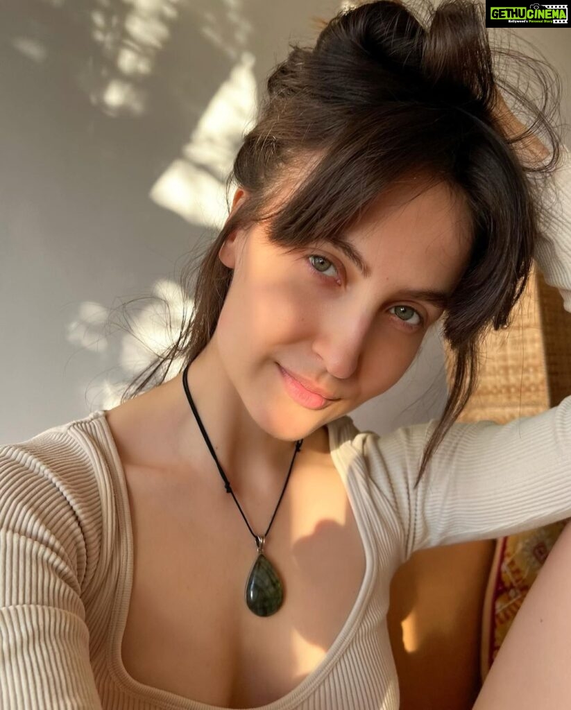 Elli AvrRam Instagram - Bleached & colored hair GOODBYE✂️💇🏻‍♀️ Having my natural hair color again, after 15 years!!! Remembering my teenage days❤️ #new #haircut #feeling #great #backtoschool #days #elliavrram #yourstruly