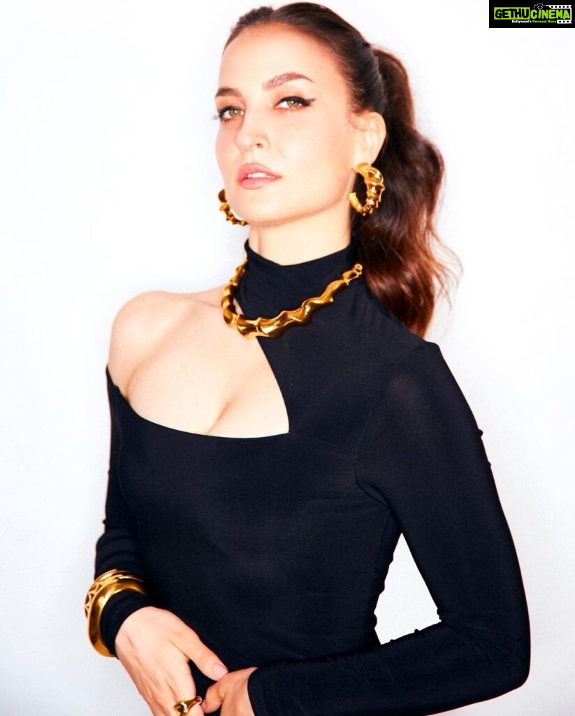 Elli AvrRam Instagram - Tapping into my favorite Spirit animal, The Black Panther🖤 Outfit by : @clubllondon Jewellery by : @misho_designs Heels by : @publicdesire Styled by : @manekaharisinghani Makeup by @fab_beauty___ Hair by @arvindkumar_hair 📷 @tejasnerurkarr #hellohalloffameawards #2023 #elliavrram #yourstruly
