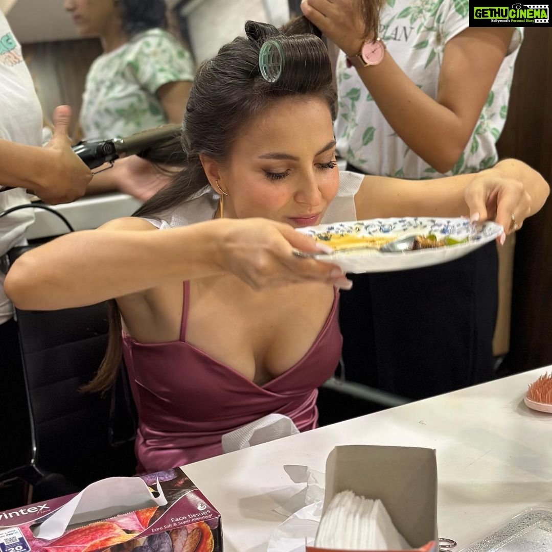 Elli AvrRam Instagram - The ‘Graceful’ side of me🦦 Can’t help but loving my food to the fullest!🤷🏻♀️ #keepingitreal Captured by Miss @deepikamandelia #authentic #me #elliavrram #yourstruly #love #my #food #keepitreal Mumbai, Maharashtra