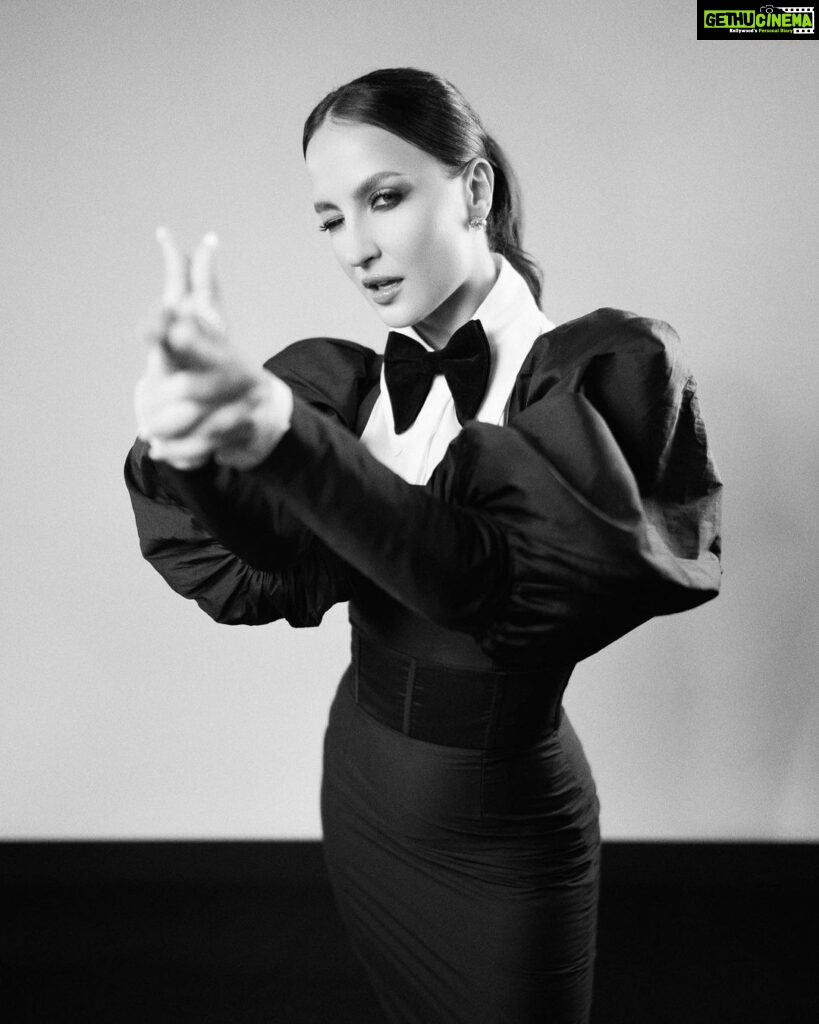Elli AvrRam Instagram - She was very Quirky that way!🖤😜 Styled by @manekaharisinghani wearing @yasminehawa Bow tie @tossido.in shoes Makeup by @fab_beauty___ Hair by @arvindkumar_hair Photography by @shreyansdungarwal #ElliAvrRam #yourstruly #quirky #little #one #blackandwhite #photo