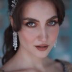 Elli AvrRam Instagram - ‘Be the energy you want to see in the World’✨ Magazine: @culturedwedding Managing Editor: @yadav_manjeet Business Head: @divyanijain1925 Photographer: @nikhilshenoyphoto Stylist: @juhi.ali Make-up & Hair: @mehrasilky Outfit: @nitikagujralofficial Jewellery: @ghanshyamdaskotawala @ashishkotawala Ring: @shagnaofficial Videographer: @ziaulhaque Location: @the.venya Co-ordinated by: @nadiiaamalik #elliavrram #yourstruly #indian #bridal #magazine #cover #shoot #india #princess #feels